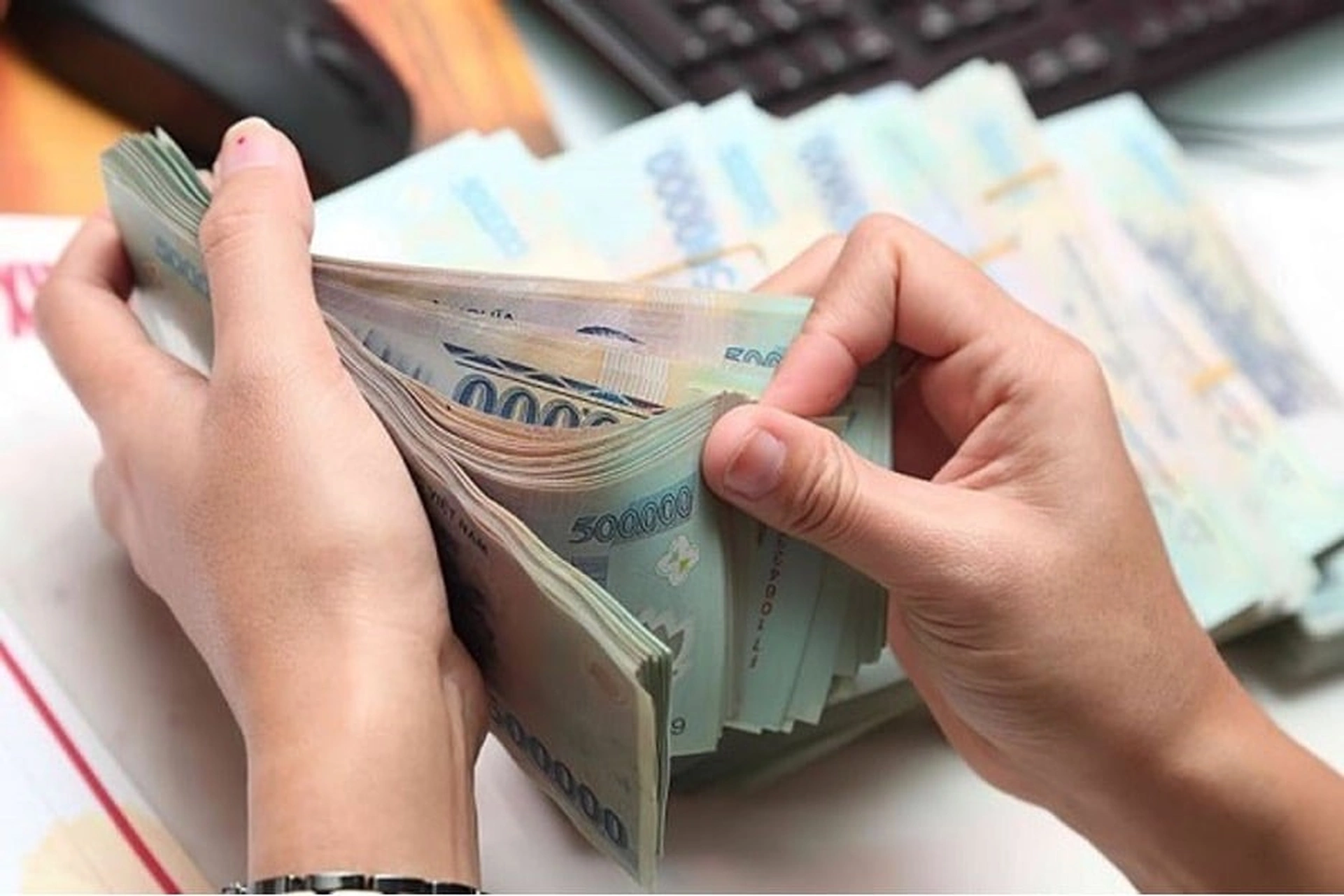 Lãi suất ngân hàng liên tục giảm, thị trường bất động sản được hưởng lợi gì?