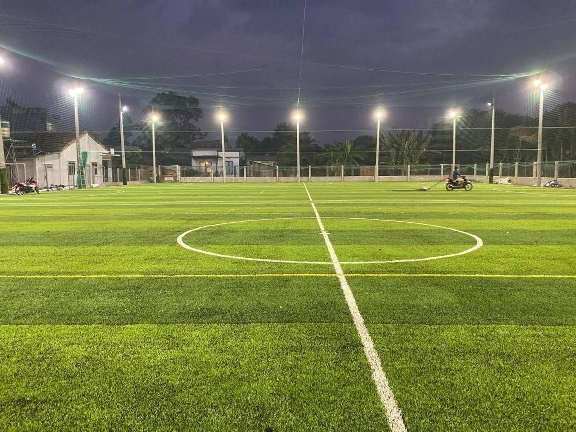 Gần chung cư The Park Home quận Cầu Giấy có sân bóng nào không?