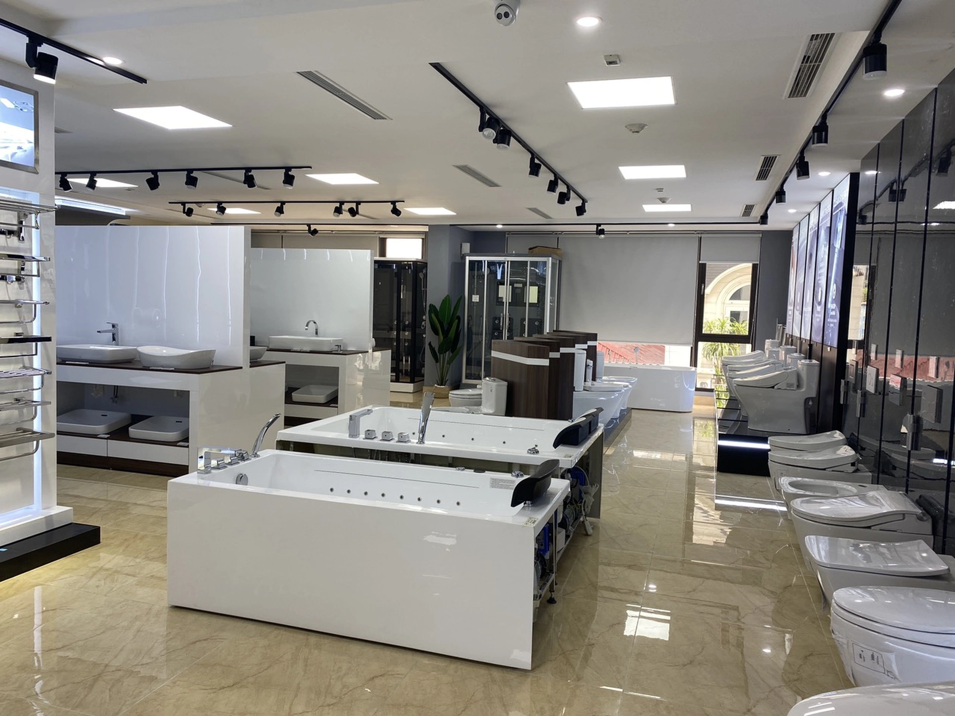 Nhà mặt phố Hoàng Quốc Việt, P. Nghĩa Đô, Q. Cầu Giấy, TP. Hà Nội