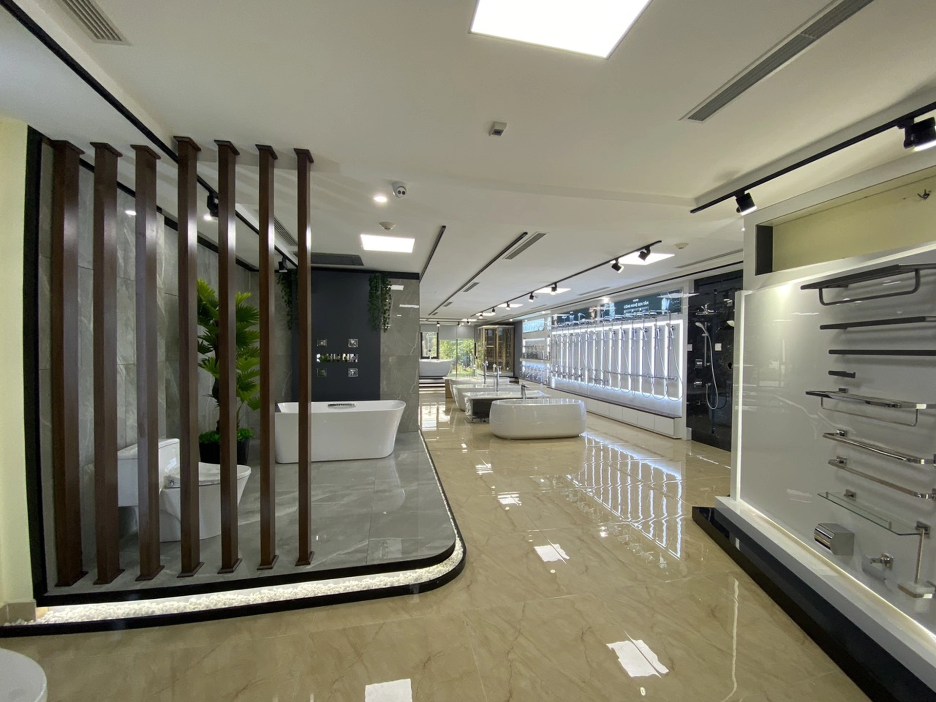 Nhà mặt phố Hoàng Quốc Việt, P. Nghĩa Đô, Q. Cầu Giấy, TP. Hà Nội