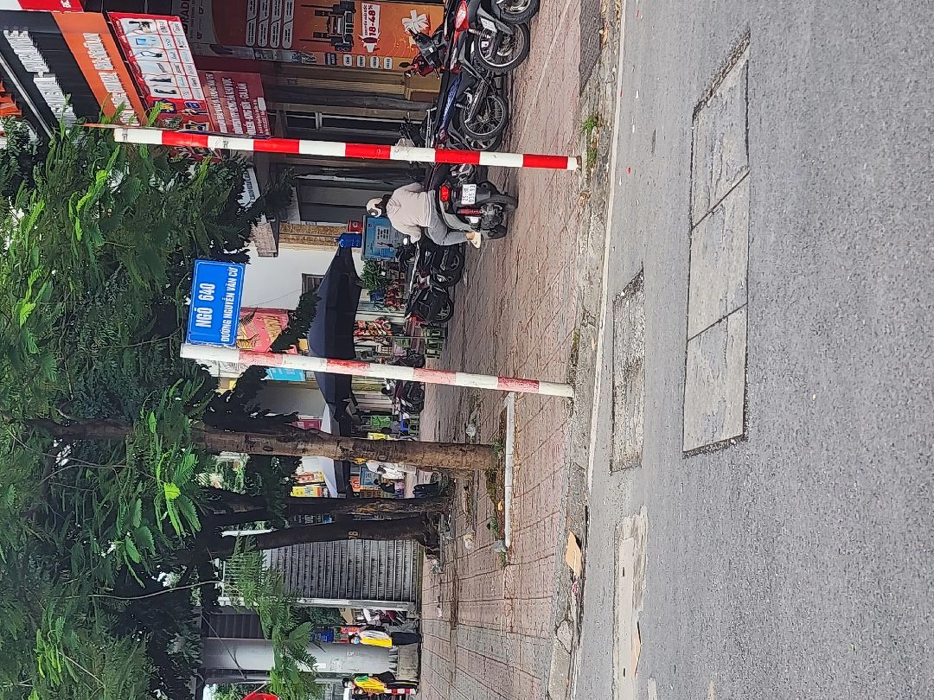 Nhà mặt ngõ cách Nguyễn Văn Cừ 100m, P. Bồ Đề, Q. Long Biên, TP. Hà Nội