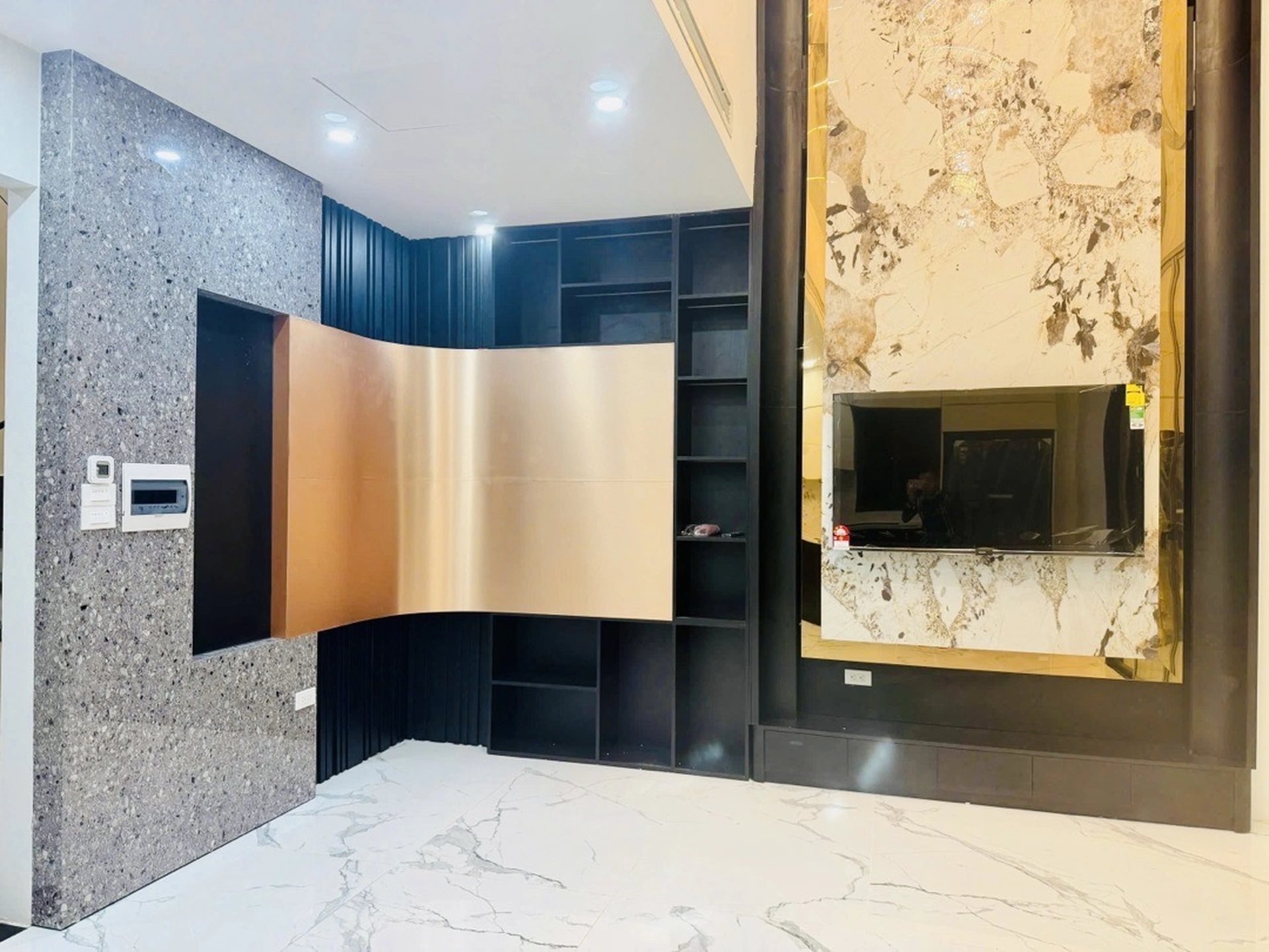 Nhà mặt ngõ cách Nguyễn Văn Linh 40m, P. Phúc Đồng, Q. Long Biên, TP. Hà Nội