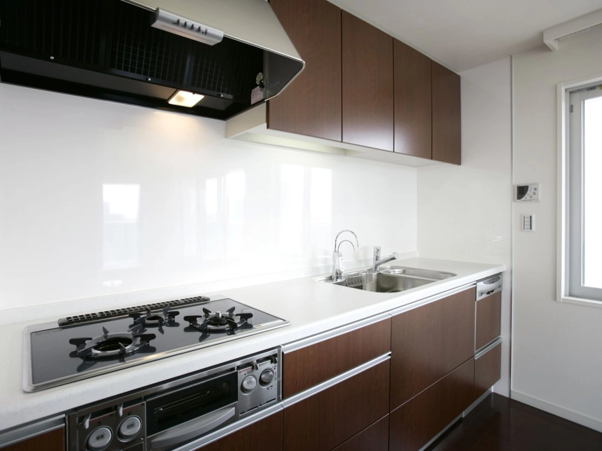 Đẹp hay sạch, tiêu chí nào quan trọng hơn khi chọn vật liệu ốp backsplash cho phòng bếp?